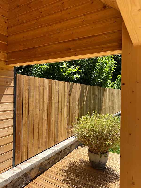 Abri de jardin ossature bois avec terrasse et clôture bois à Arrens Marsous