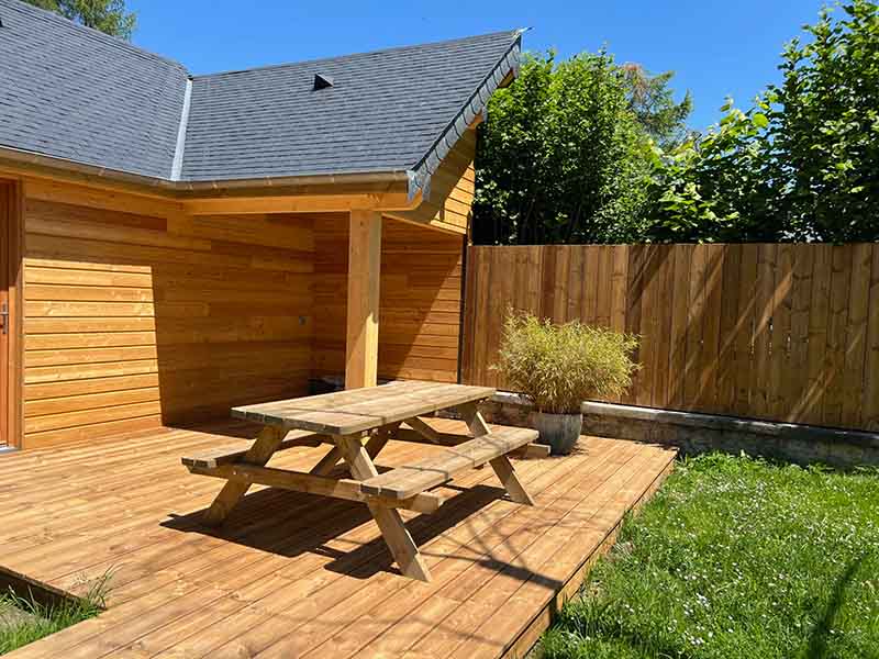 Abri de jardin ossature bois avec terrasse et clôture bois à Arrens Marsous